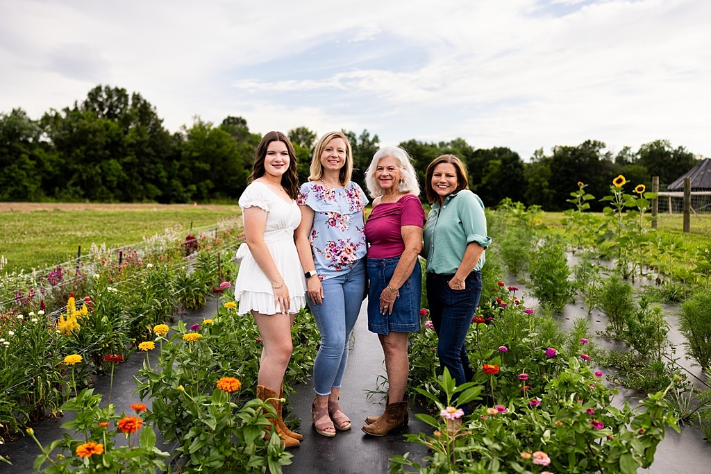 Large extended Family Photo session at Roosters Pumpkin Patch in Jonesburg Missouri